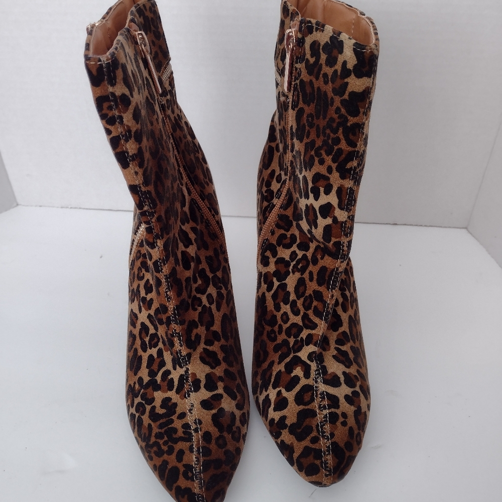 AVENUE CLOUDWALKER ANIMAL PRINT BOOTIES EXCELLENT CONDITION